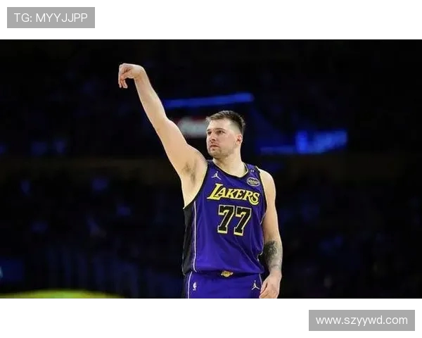 东契奇假装冲向教练席引发范德彪反应艾顿与后者忍俊不禁笑出声